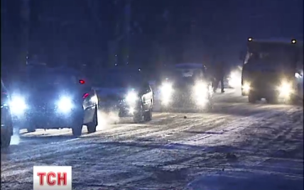 Через засніжені дороги Київ сьогодні вперше став у серйозному "зимовому" заторі