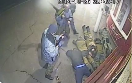 В Сети появилось видео жестоких разборок между боевиками и мирными жителями