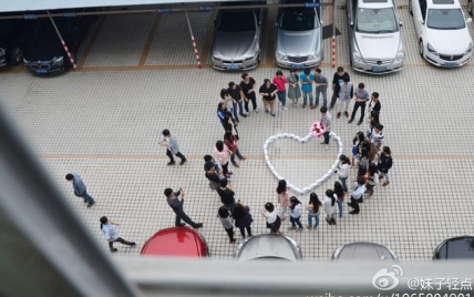 Відчайдушний китаєць запропонував дівчині серце з 99 iPhone, а вона йому відмовила