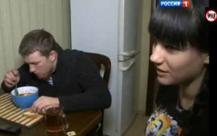 Боевик "Моторола" показал российским журналистам беременную жену, которая ждет "террористку"