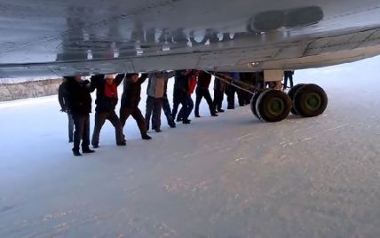 В России видео, где пассажиры толкают пассажирский лайнер, объяснили любовью к селфи