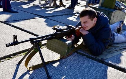 В украинских школах возобновят начальную военную подготовку