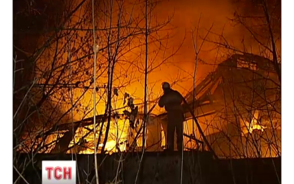 Во время мощного пожара в Киеве охранники предприятия не пускали МЧСников на территорию