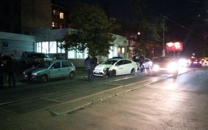 У Києві на перехресті зіштовхнулися міліцейська машина та ще два легковики