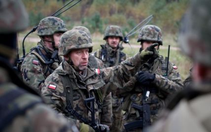 Польща перекидає своїх військових до кордонів з Україною