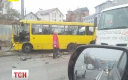 Масштабная авария парализовала движение по Краснозвездному проспекту в Киеве