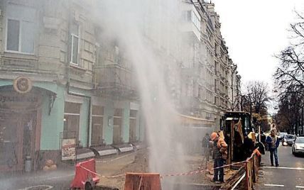 В Киеве из-под земли вырвался фонтан горячей воды, который достигал третьего этажа