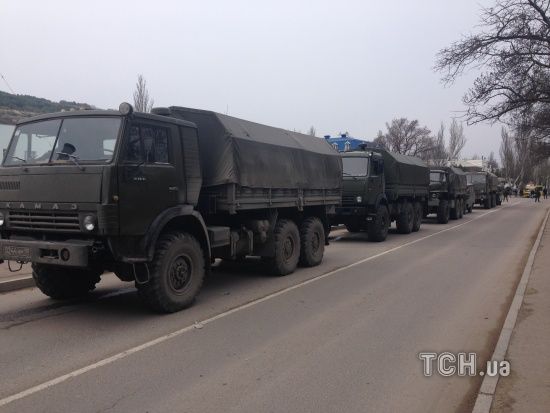 Под предлогом ликвидации последствий наводнений: РФ продолжает стягивать войска в Крым