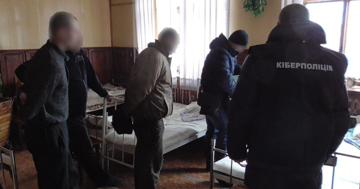 Видавали себе за працівників банку: у Сумській області ув'язненні видурювали гроші з карток українців