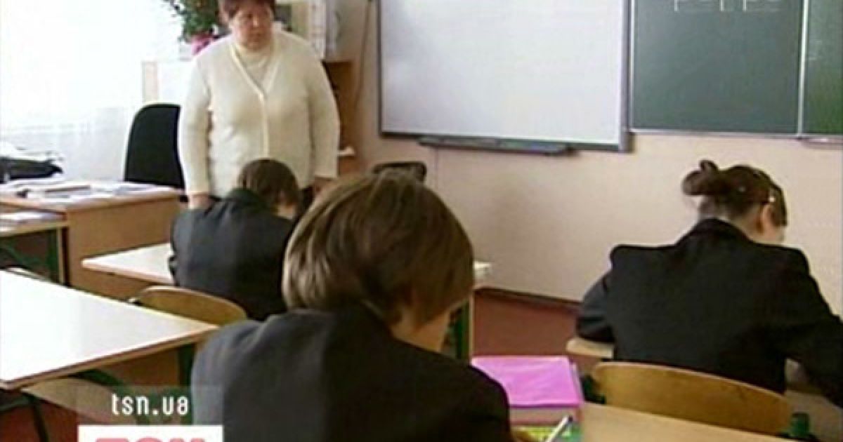 Зарплаты учителей не будут переводить в госбанки