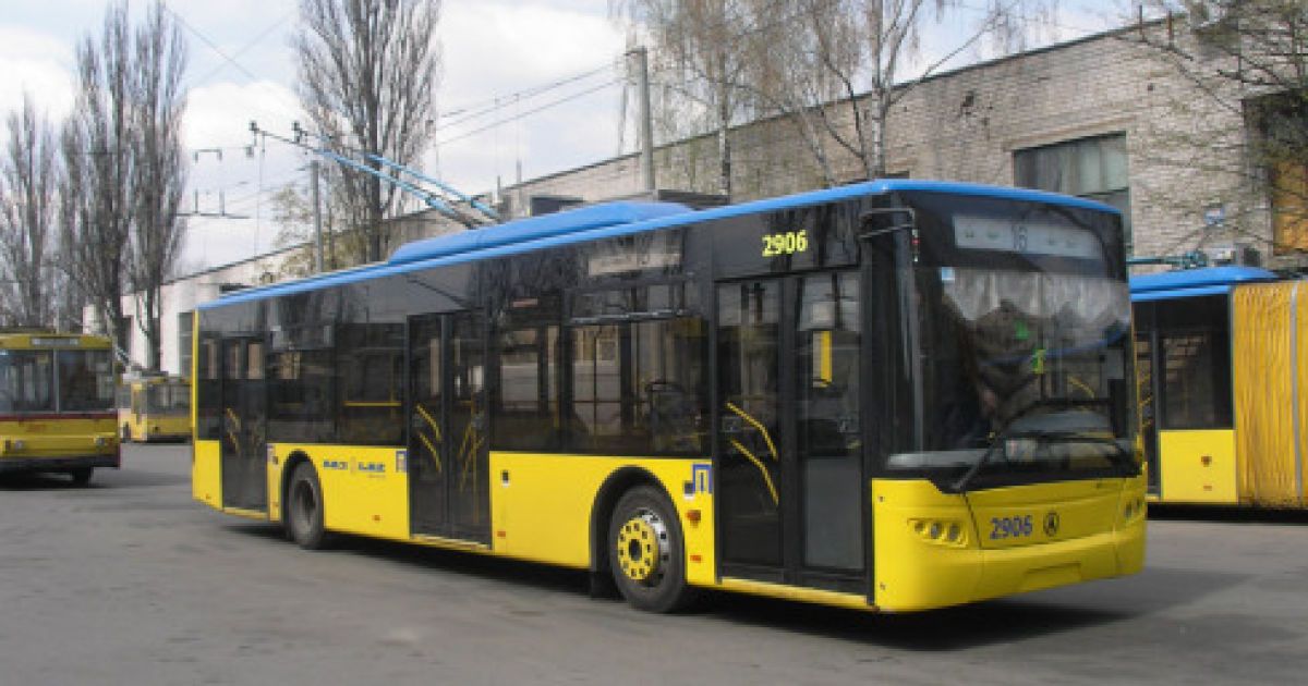 Троллейбусы заблокировали вход в часть Внутренних войск
