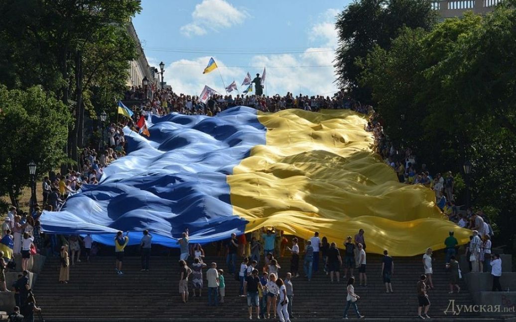 Желто-голубой флаг растянули на Потемкинской лестнице / © Думская