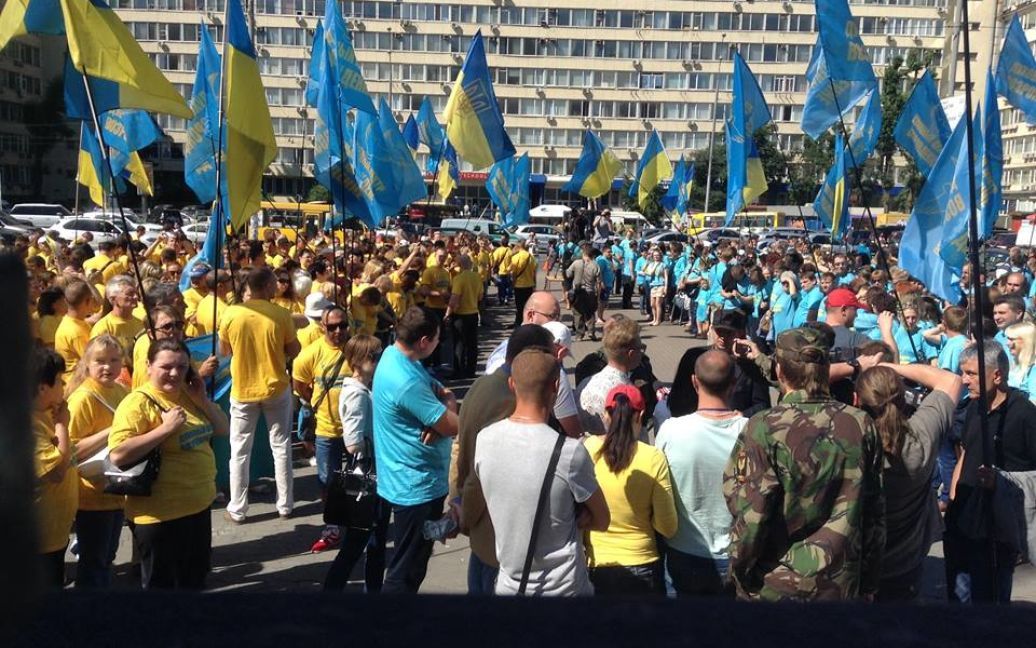 Участники акции за единую Украину устроили депутатам Киевсовета живой коридор, когда те шли на сессию / © Maidan Press Center
