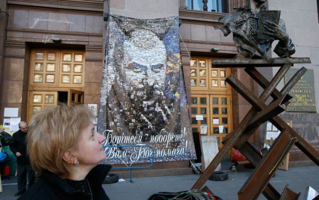 На КГГА повесили портрет Шевченко / © УНІАН