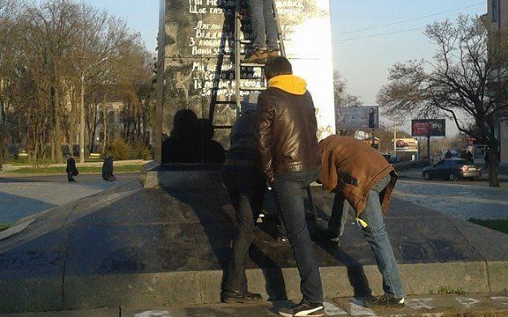Постамент, где когда-то стоял памятник Ленину в Полтаве, превратили в мемориал Героев Майдана / © facebook.com/alexandra.sirotenko