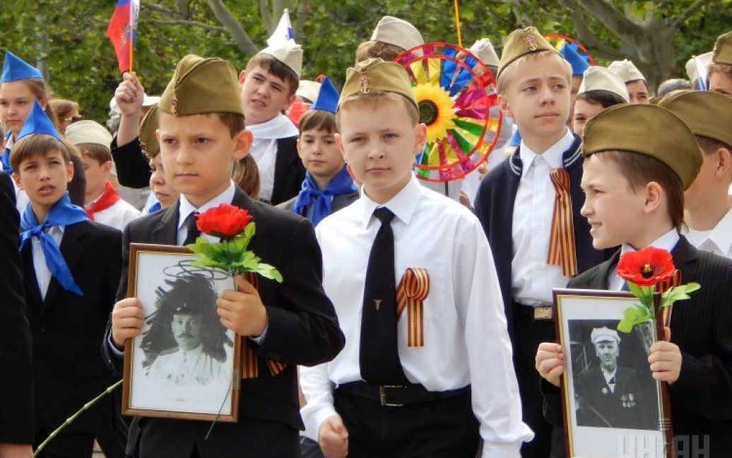 В Крыму "пионеры" провели шествие: дети надели пионерские галстуки и ...