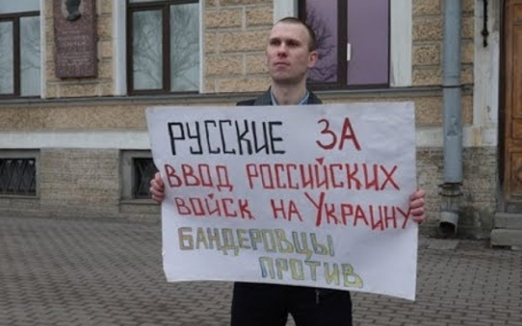 Антон Раевский - пророссийский активист, использующий свастику / © anatolich.com.ua