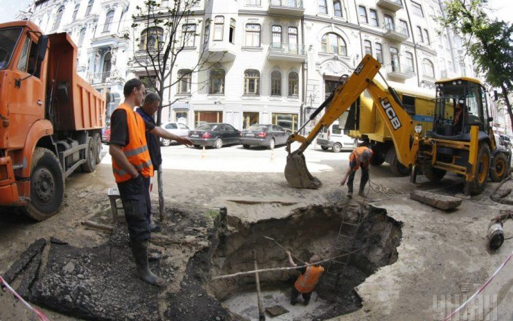 Триметрова яма з&rsquo;явилася сьогодні на вулиці Ярославів Вал. / © gbgalsgallery.com