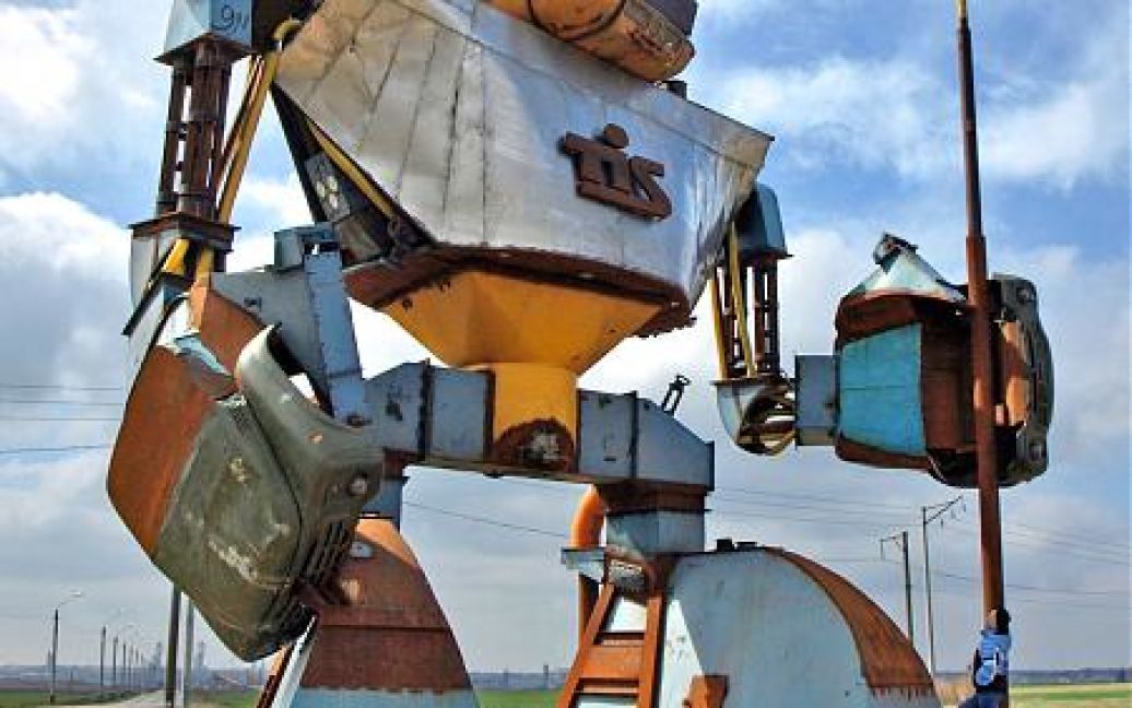 "Патриотический" робот-трансформер под Одессой / © facebook.com/tis.terminals