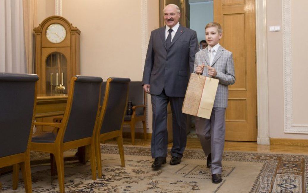 Лукашенко со своим младшим сыном Николаем в Киеве встретился с Турчиновым / © УНІАН