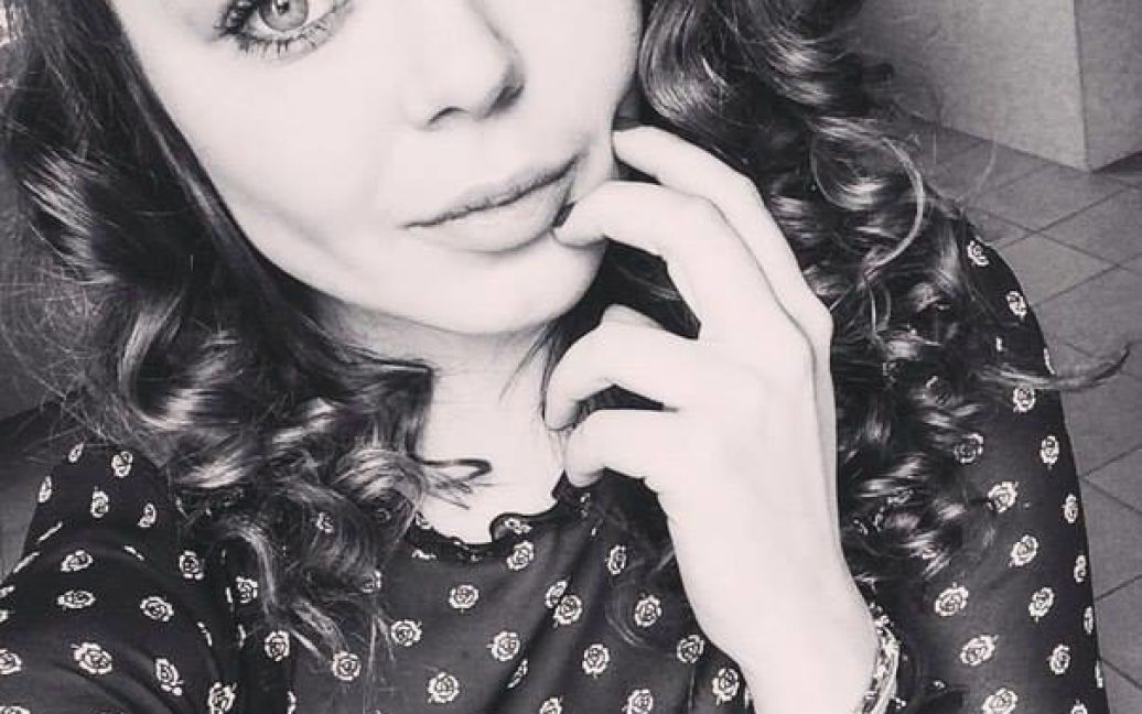 18-летняя Алина Гросу в прозрачном платье позировала перед камерой — Гламур