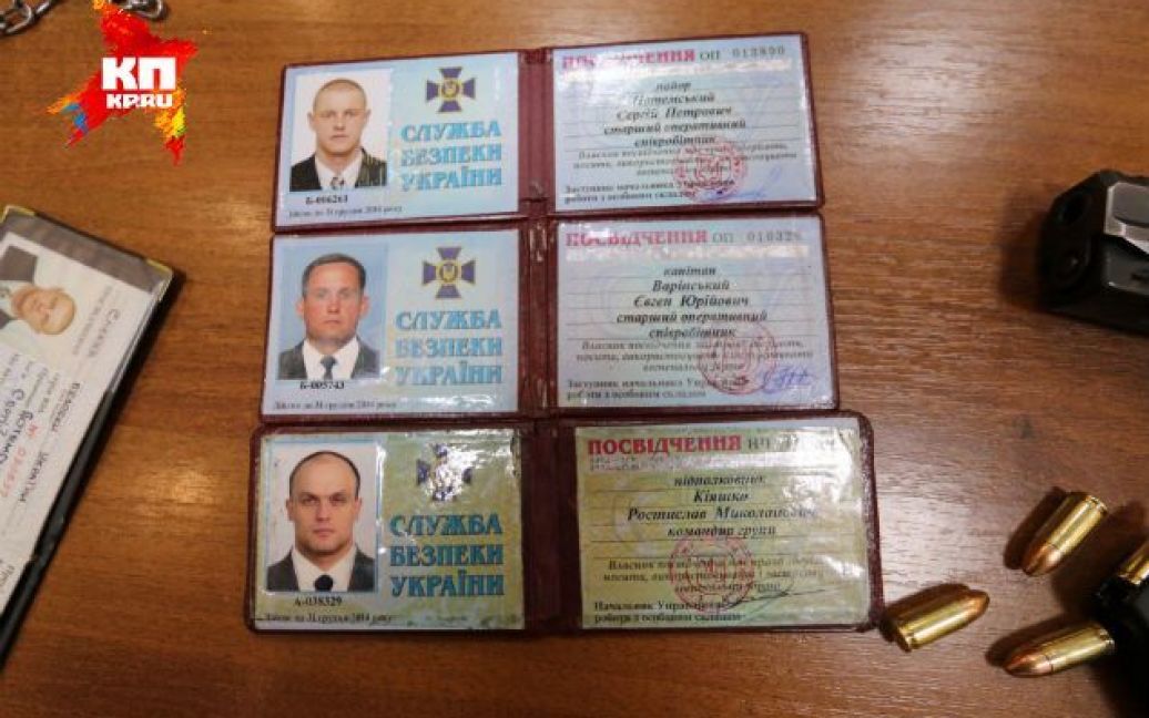 Террористы показали удостоверения, якобы найденные у захваченных сотрудников СБУ / © Комсомольская правда