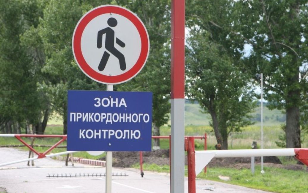 На пункте пропуска "Стрелечее" через границу с Россией усилили защиту от возможного нападения террористов со стороны соседней страны / © kharkivoda.gov.ua