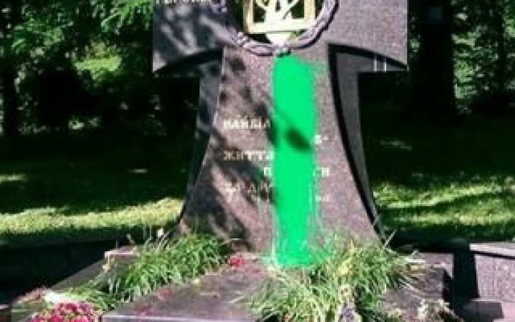 Неизвестные вандалы облили зеленой краской памятный крест / © catholicnews.org.ua