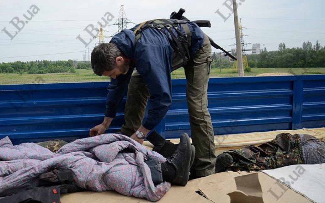 Тела погибших лежат у блокпоста террористов / © LB.ua