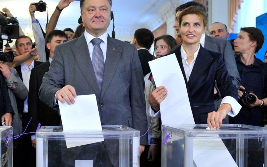 Марина та Петро Порошенки голосують на виборах президента. / © facebook.com/petroporoshenko