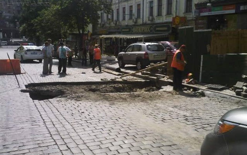 Частина дорожнього покриття провалилася на вулиці Хмельницького. / © Магнолія-ТВ