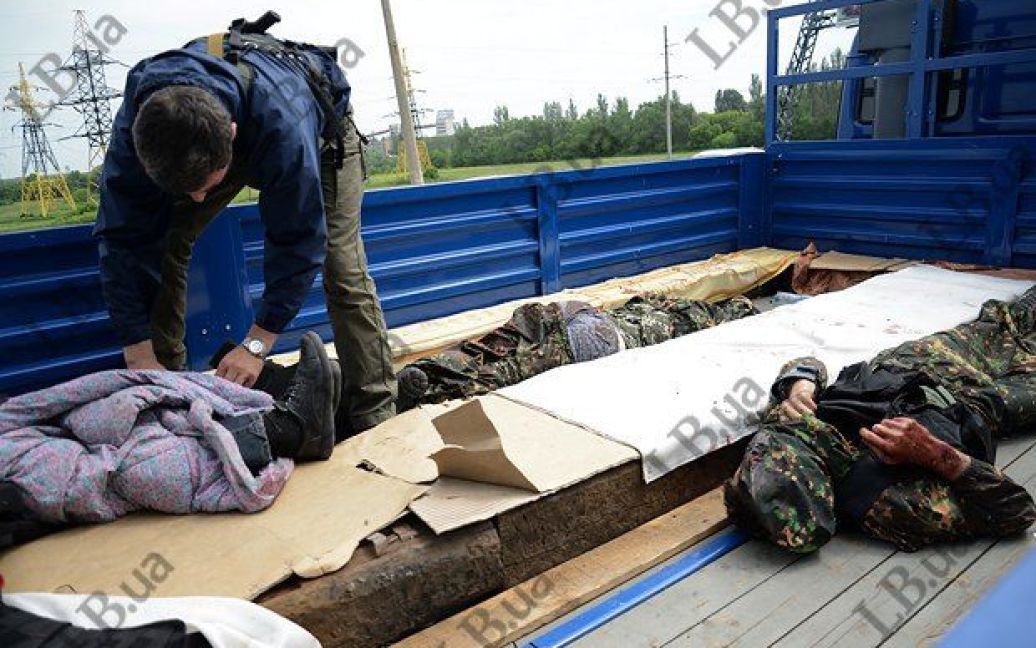 Тела погибших лежат у блокпоста террористов / © LB.ua