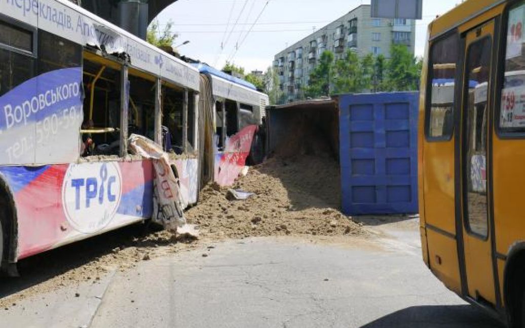 На Оболони КамАЗ с песком "влетел" в троллейбус, есть пострадавшие / © espreso.tv