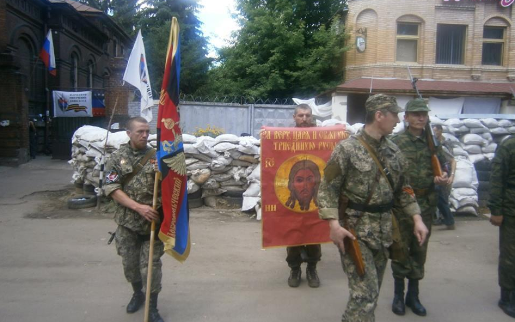 "Стрєлок" пройшовся зі своїми бандитами / © twitter.com/Євромайдан