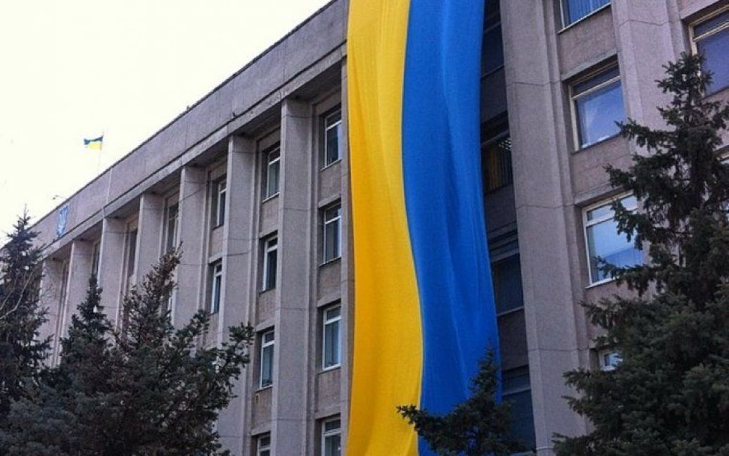 Приблизительные размеры флага: 6,5 метров в длину и 3 в ширину / © visti.ks.ua