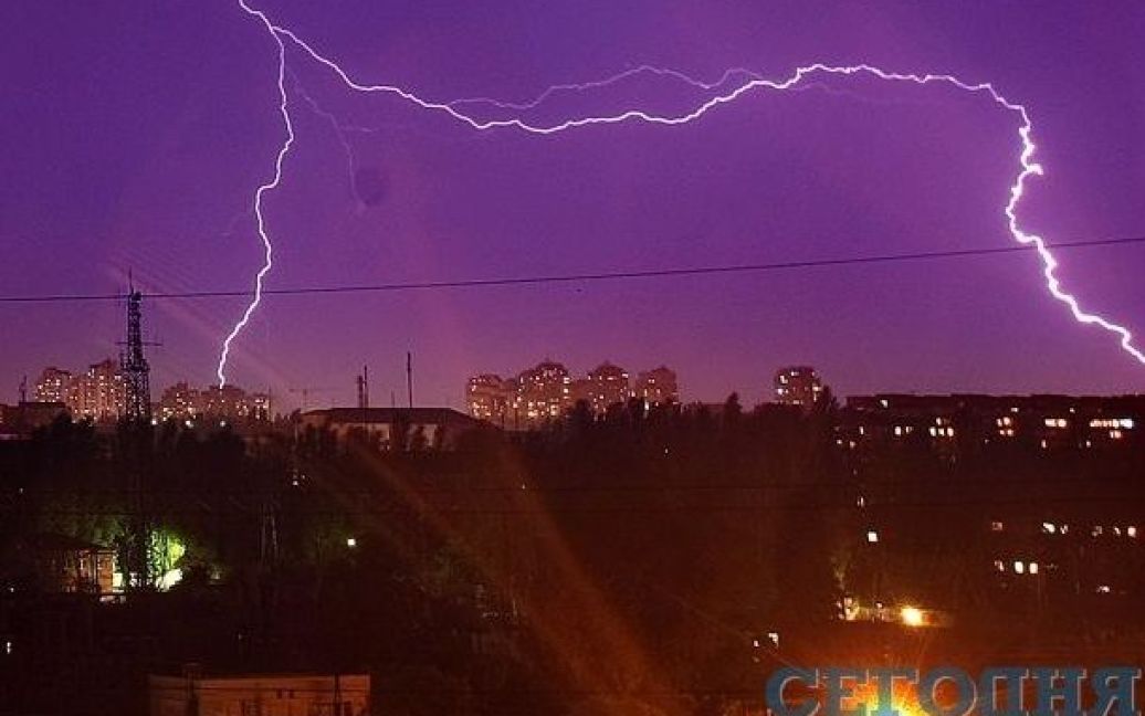 Гроза снова сопровождалась молниями и громом / © Сегодня
