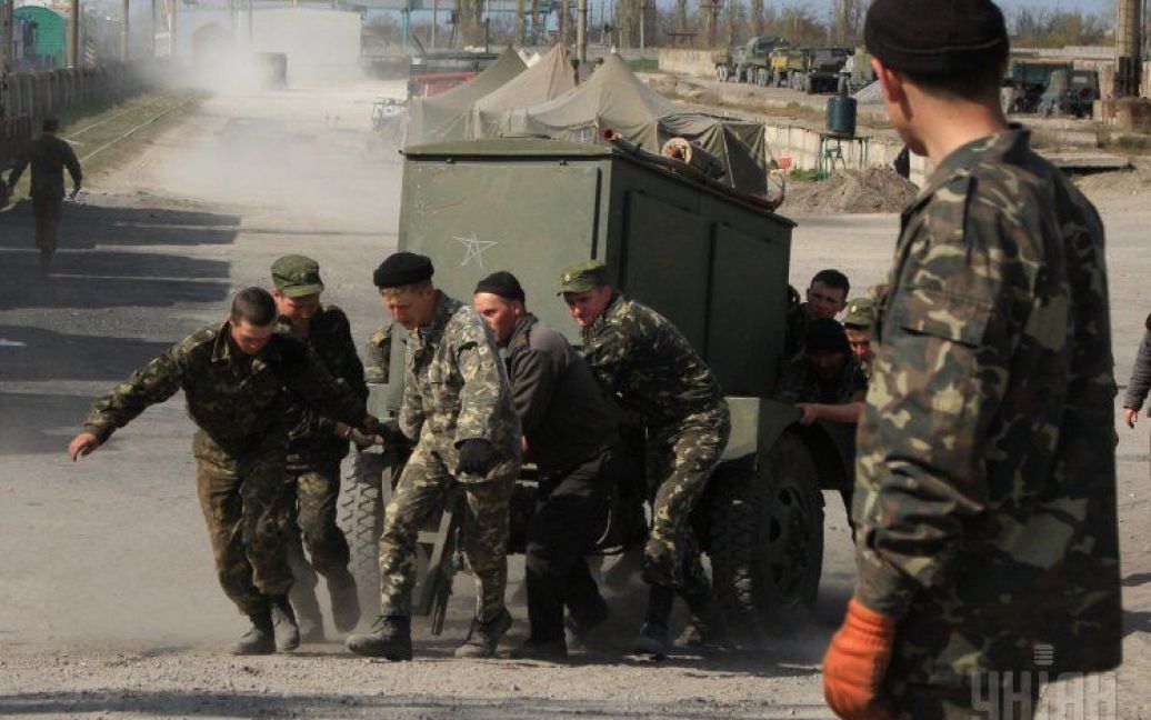 Военную технику вывезут из Крыма / © УНИАН