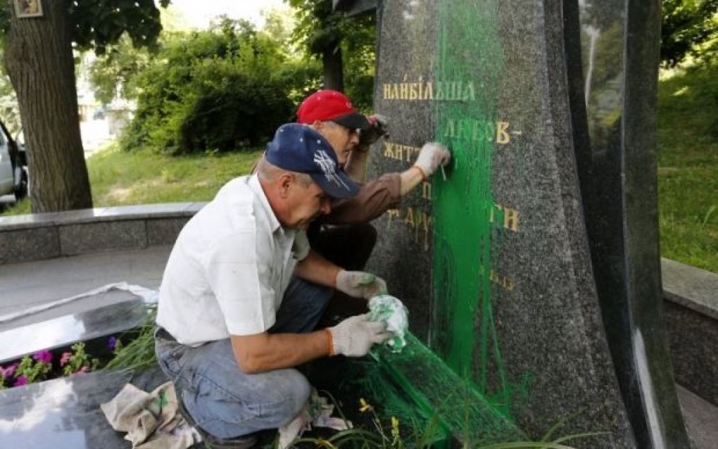 Неизвестные вандалы облили зеленой краской памятный крест / © УНИАН