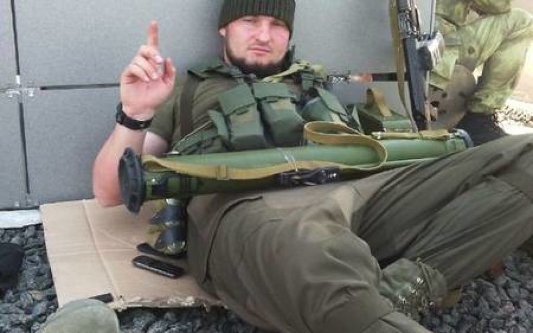 Чеченский боевик с гранатометом в руках на крыше аэропорта в Донецке, незадолго до ранения / © argumentua.com
