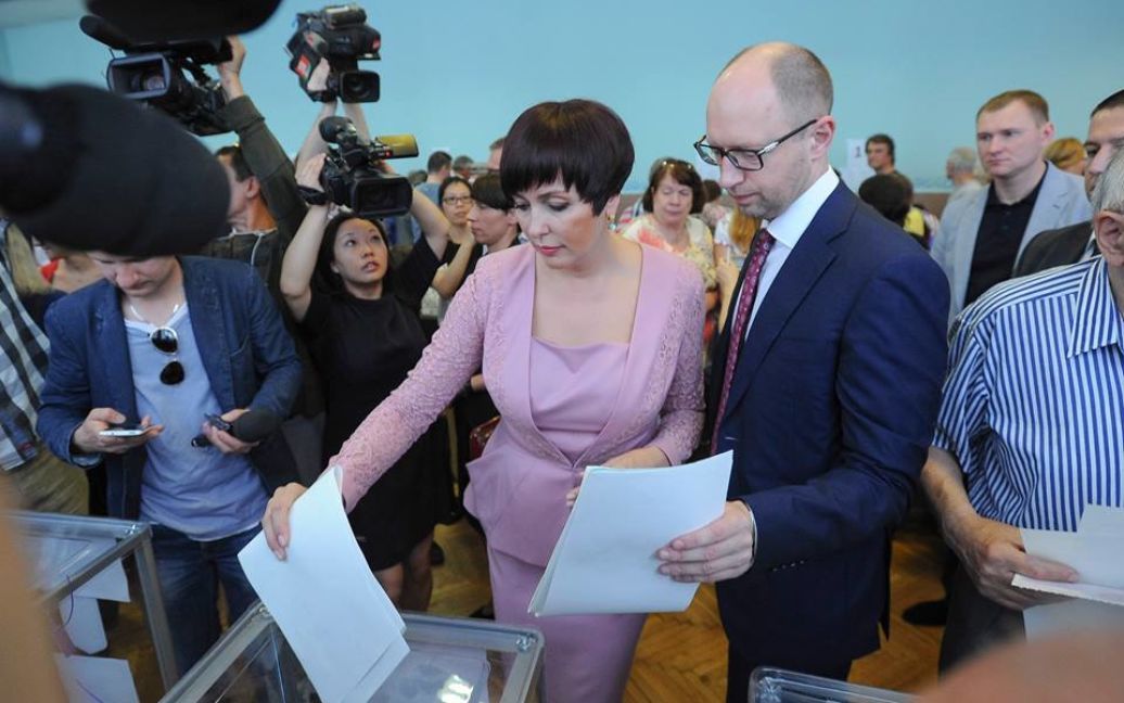 Политики проголосовали на выборах президента. Арсений Яценюк с женой Терезией / © Facebook/Арсеній Яценюк