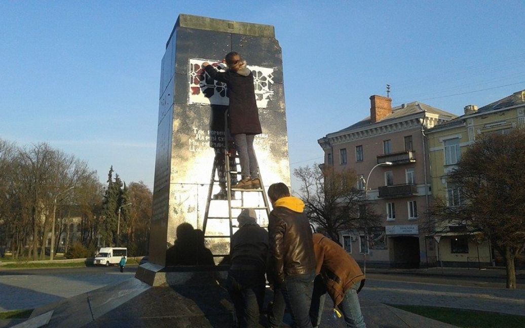 Постамент, где когда-то стоял памятник Ленину в Полтаве, превратили в мемориал Героев Майдана / © facebook.com/alexandra.sirotenko