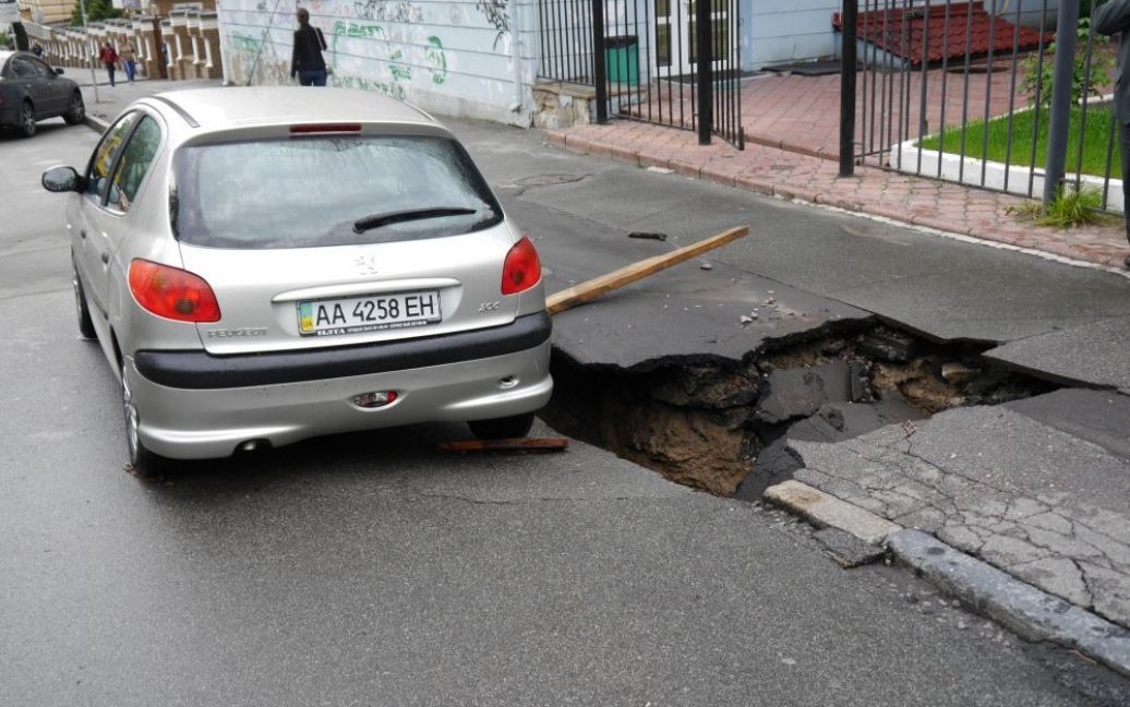 Автомобиль "Пежо" оказался на краю ямы / © Эльдар Сарахман, gazeta.ua