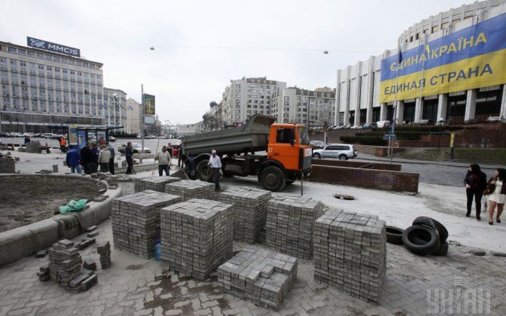 В центре Киева кладут новую брусчатку / © УНІАН