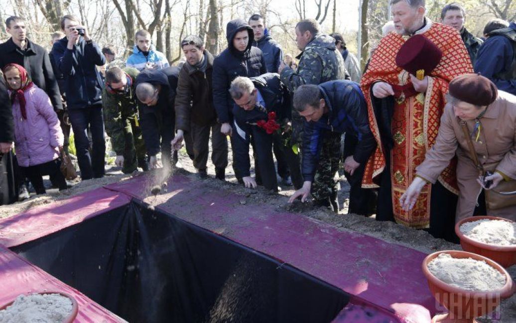 5 квітня в Києві відбулася церемонія прощання з невідомим активістом Євромайдану, який загинув ще в лютому під час пожежі в Будинку профспілок / © УНІАН