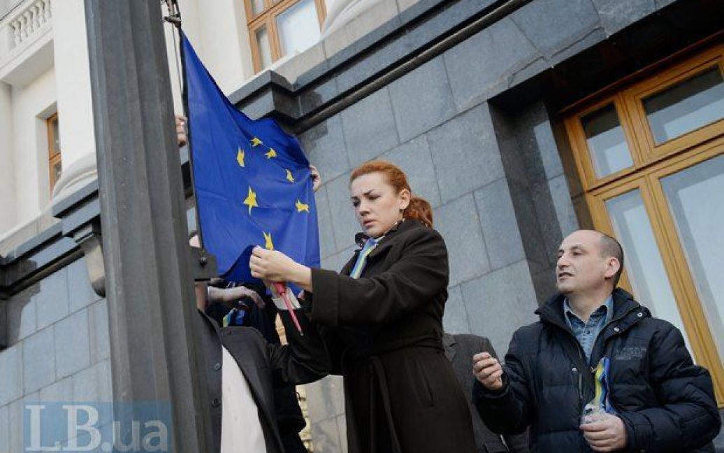 Возле АП в Киеве уже развевается флаг Евросоюза / © LB.ua /Макс Левин