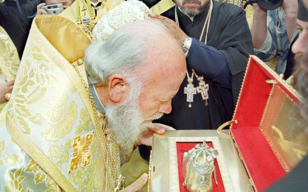 Митрополит Владимир прикладывается к раке, в которой хранится стопа св. Андрея Первозванного. 28 июня 2003 г. / © УНІАН