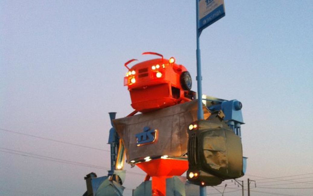 "Патриотический" робот-трансформер под Одессой / © facebook.com/tis.terminals
