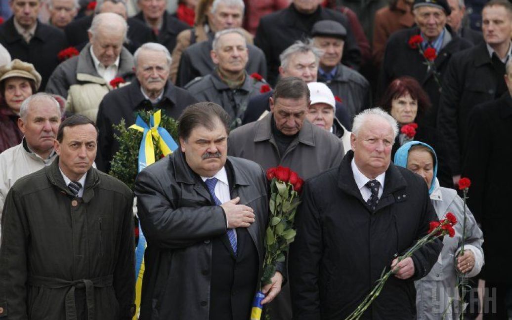 Голова КГГА Владимир Бондаренко (в центре) принял участие в Ритуалах памяти / © УНІАН