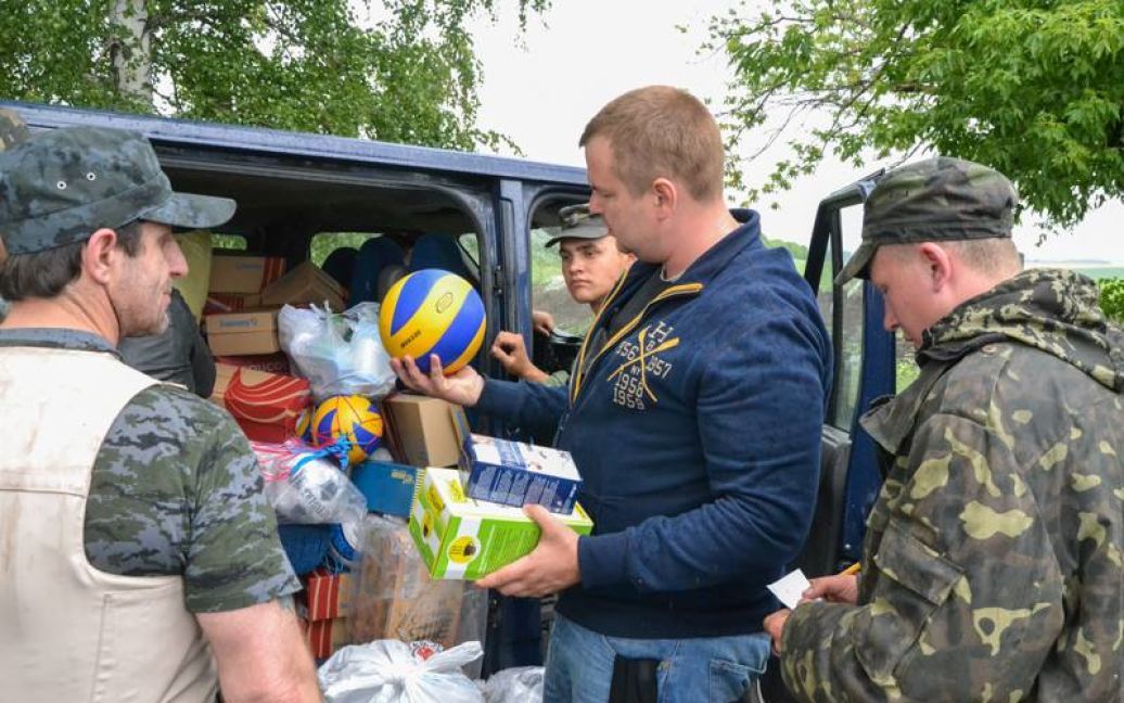 Военным привезли привезли спортинвентарь, форму и обувь / © facebook.com/dmitry.bulatov