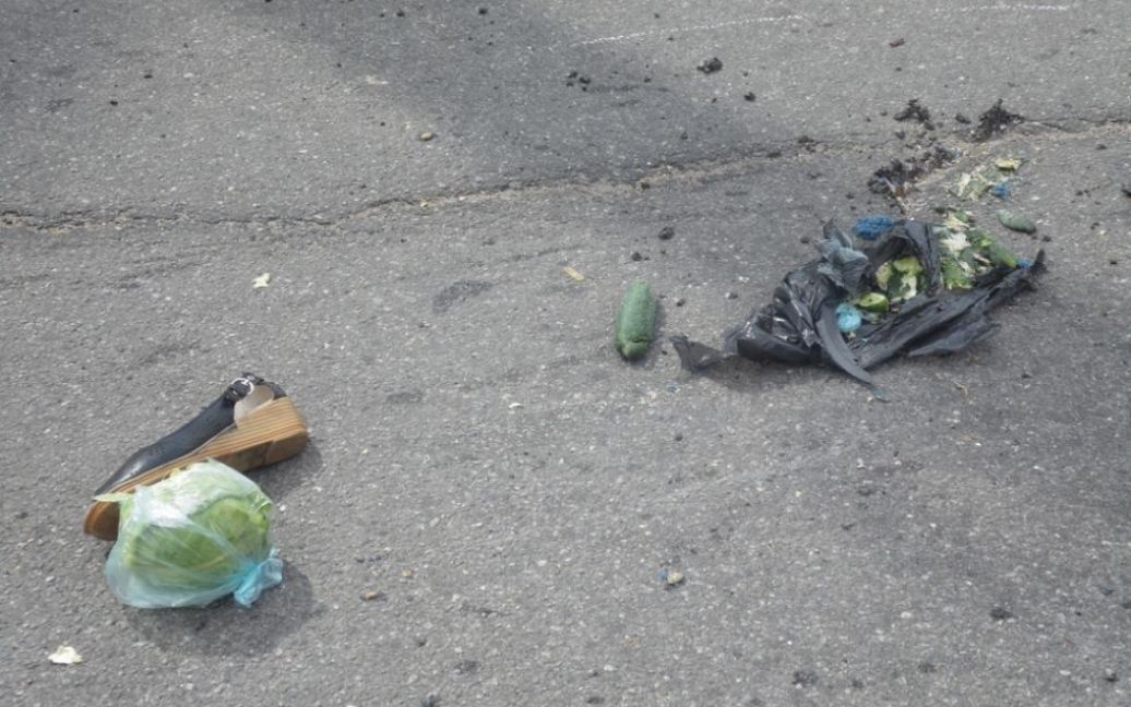 На місці смерті жінки-інваліда у Вінниці по всій дорозі були розкидані її особисті речі та запчастини від електровізка / © instagram Джермейна Ленса